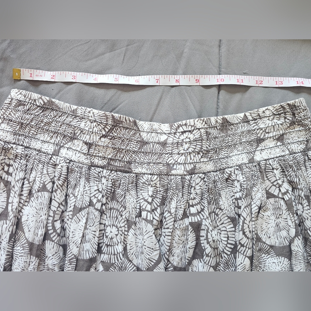 Banana Republic White and Gray A-Line Floral Skirt - Picture 12 of 13